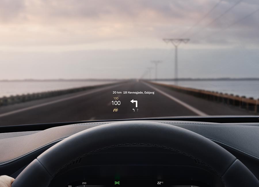 Volvo XC90 Recharge Plug-in Hybrid head-up display