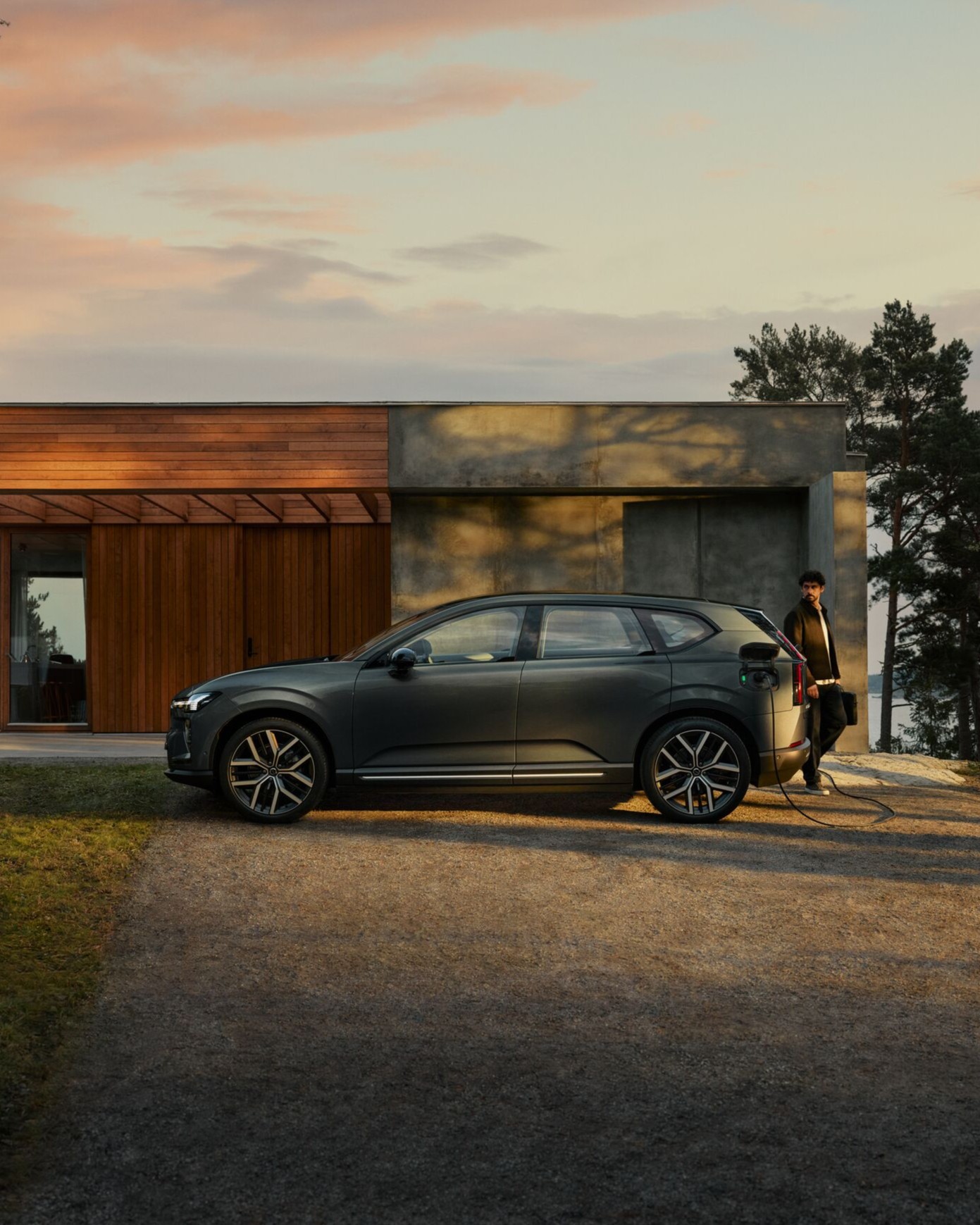 Volvo EX60 geparkeerd bij huis