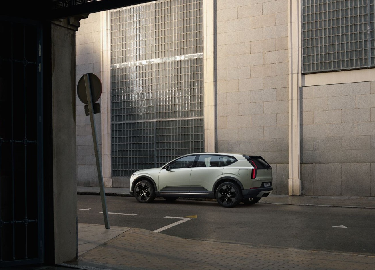 Volvo EX60 Cross Country in de stad