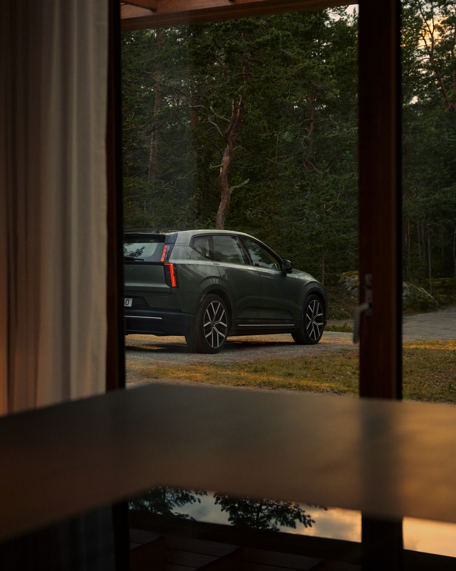 Volvo EX60 vanaf woning gezien