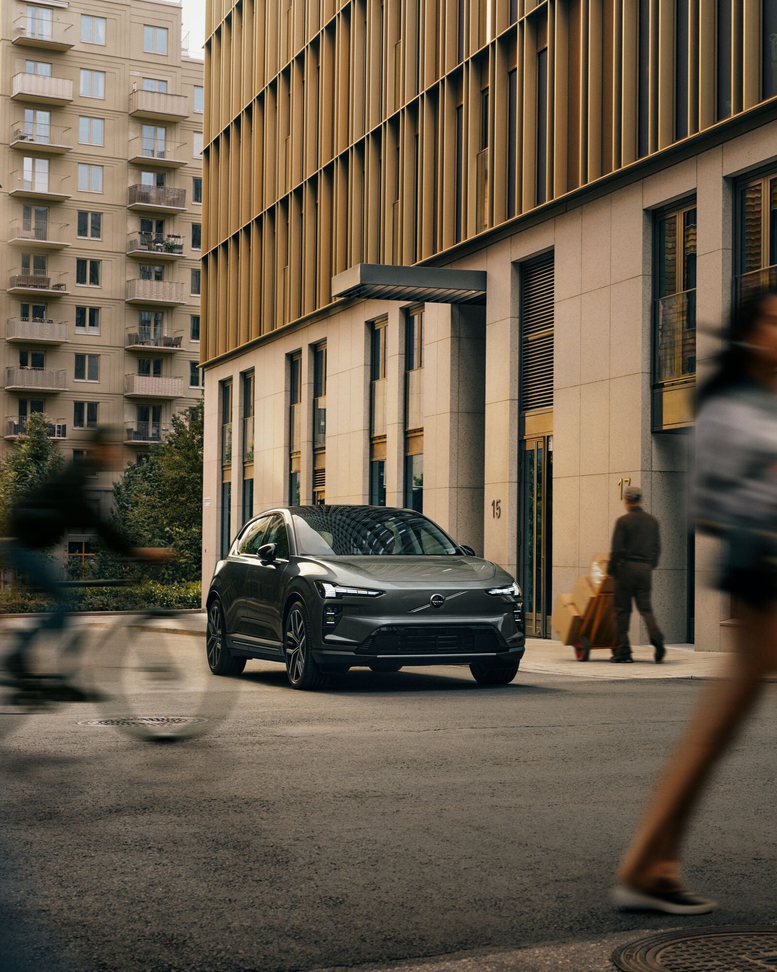 Volvo EX60 geparkeerd in stedelijke omgeving