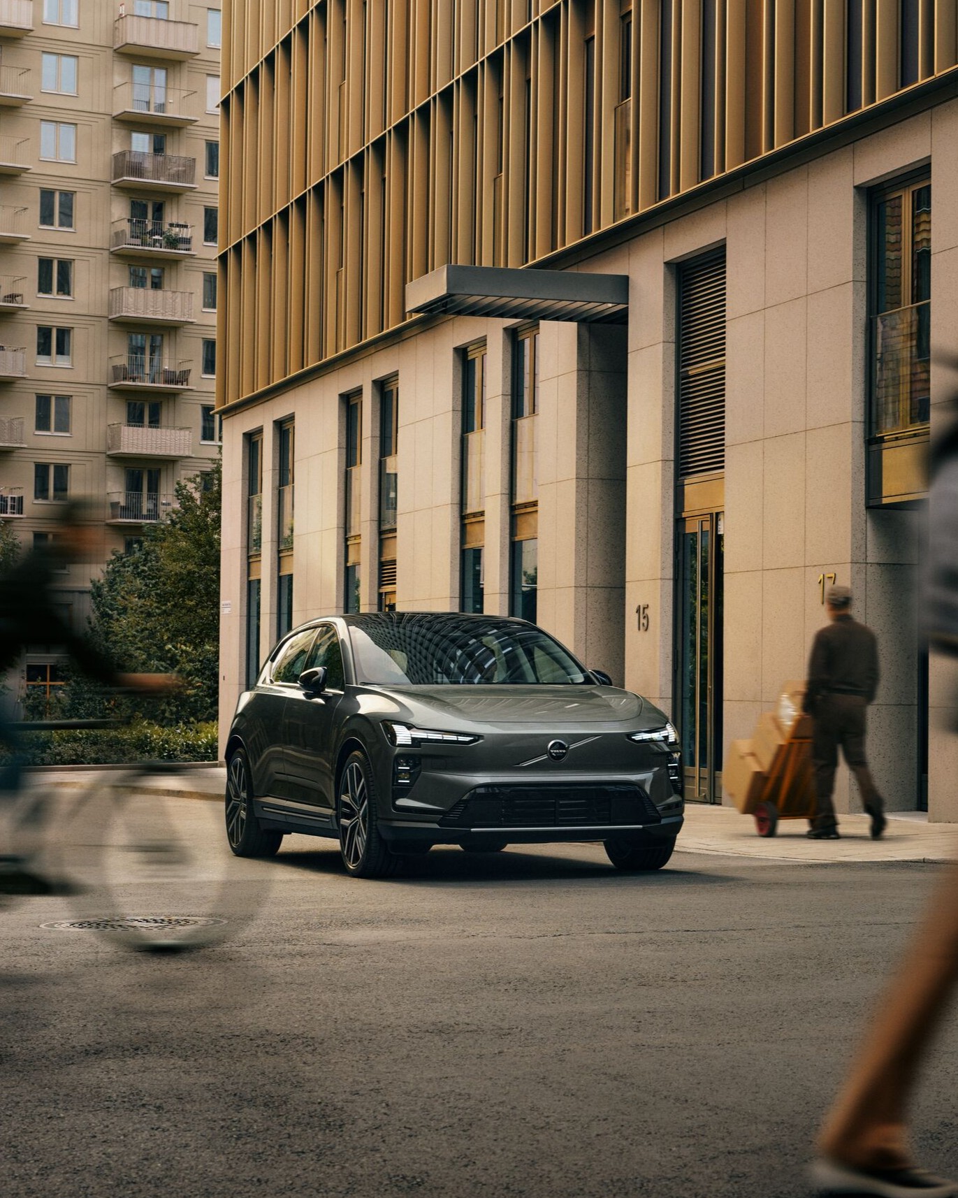 Volvo EX60 in stedelijke omgeving