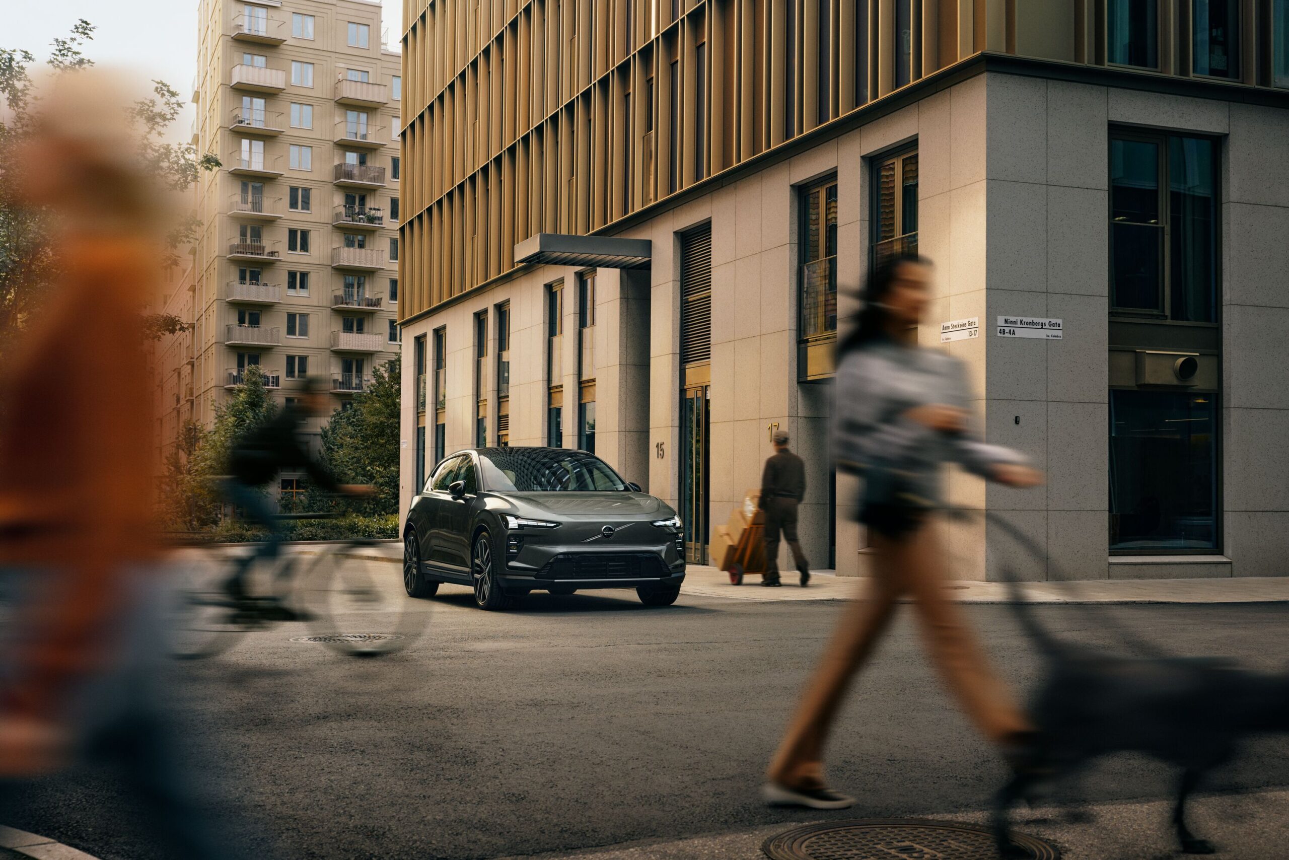 Volvo EX60 geparkeerd in stedelijke omgeving