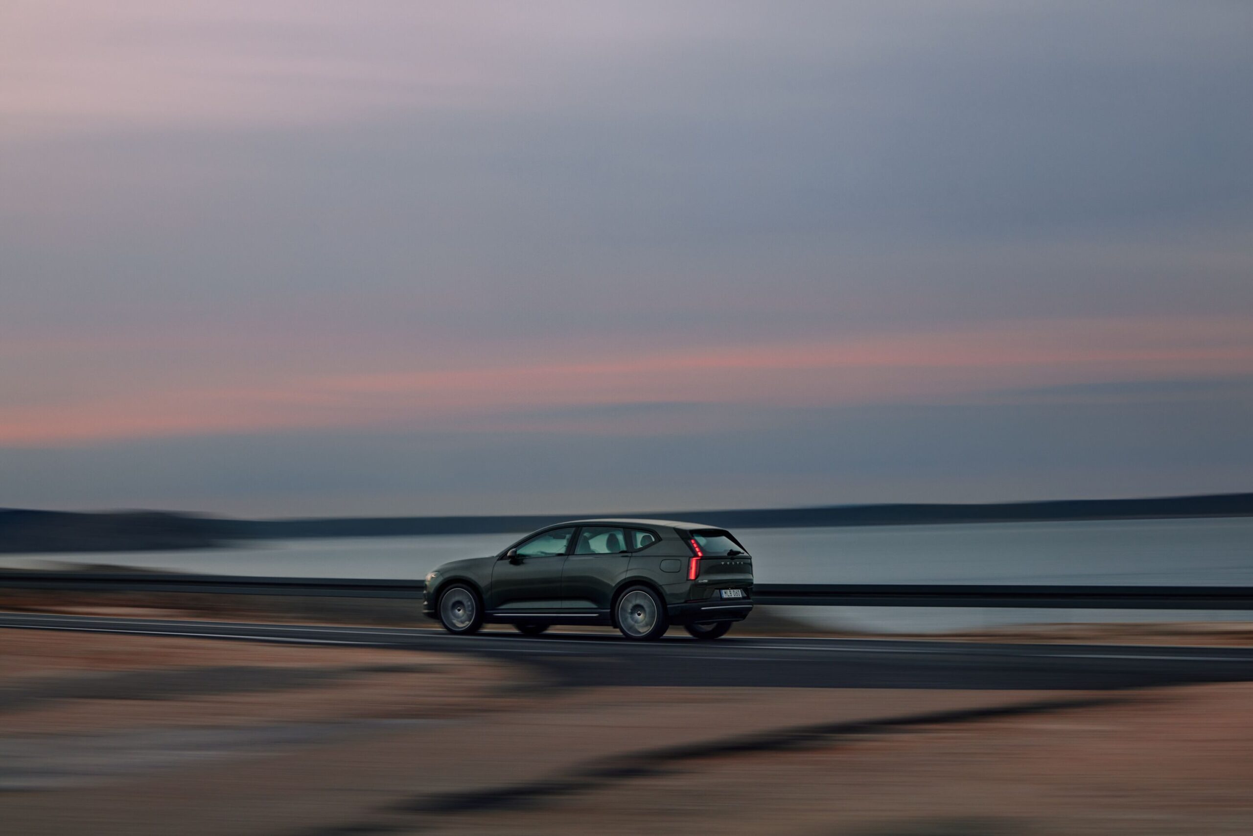 Volvo EX60 zijaanzicht rijdend