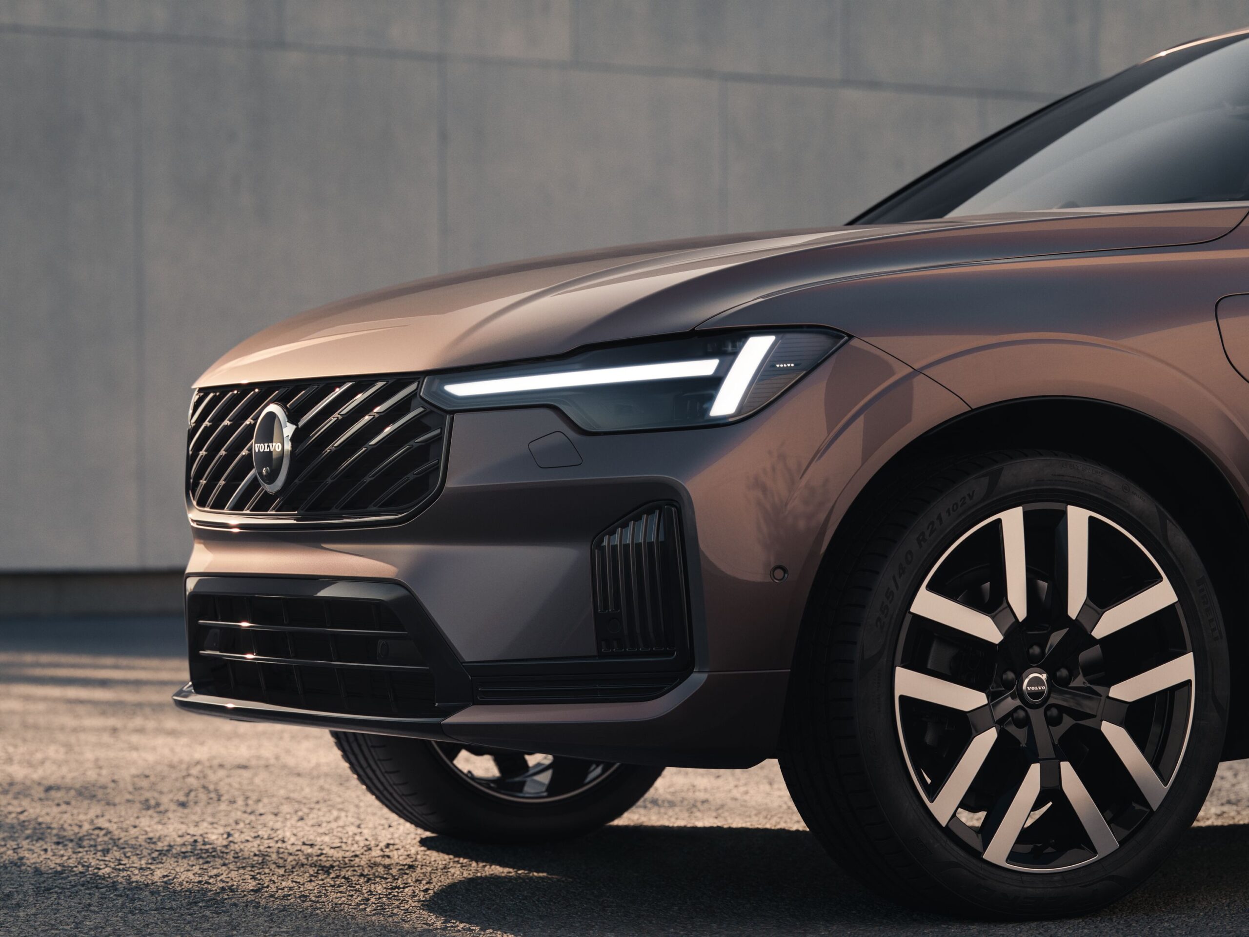 Volvo XC60 Recharge Plug-in Hybrid thor's hammer