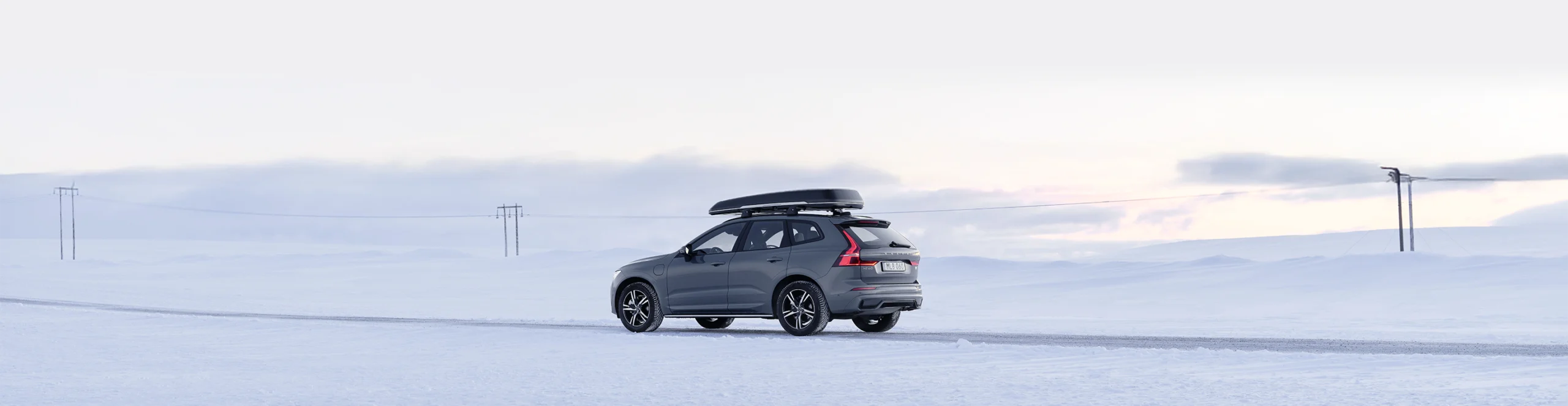 Volvo EX90 in winterse omgeving met uitschuifbare skidragers